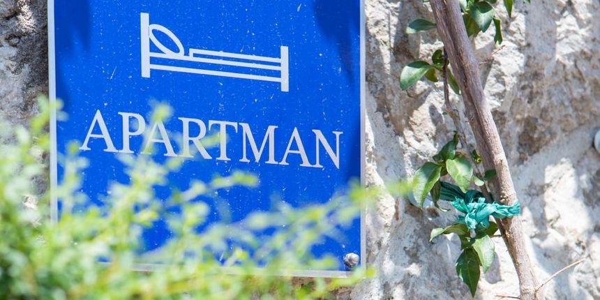 ploca-s-natpisom-apartmani