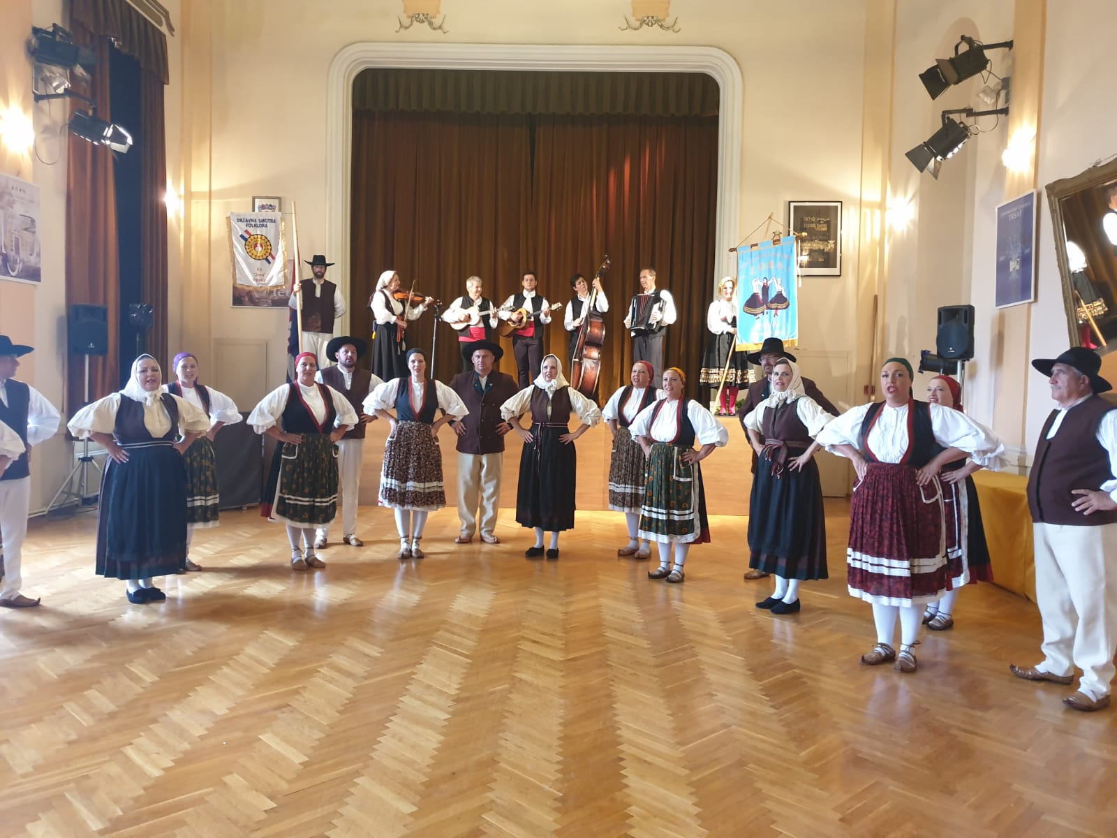 Folklorni ansambl Zora Folklorni ansambl Zora