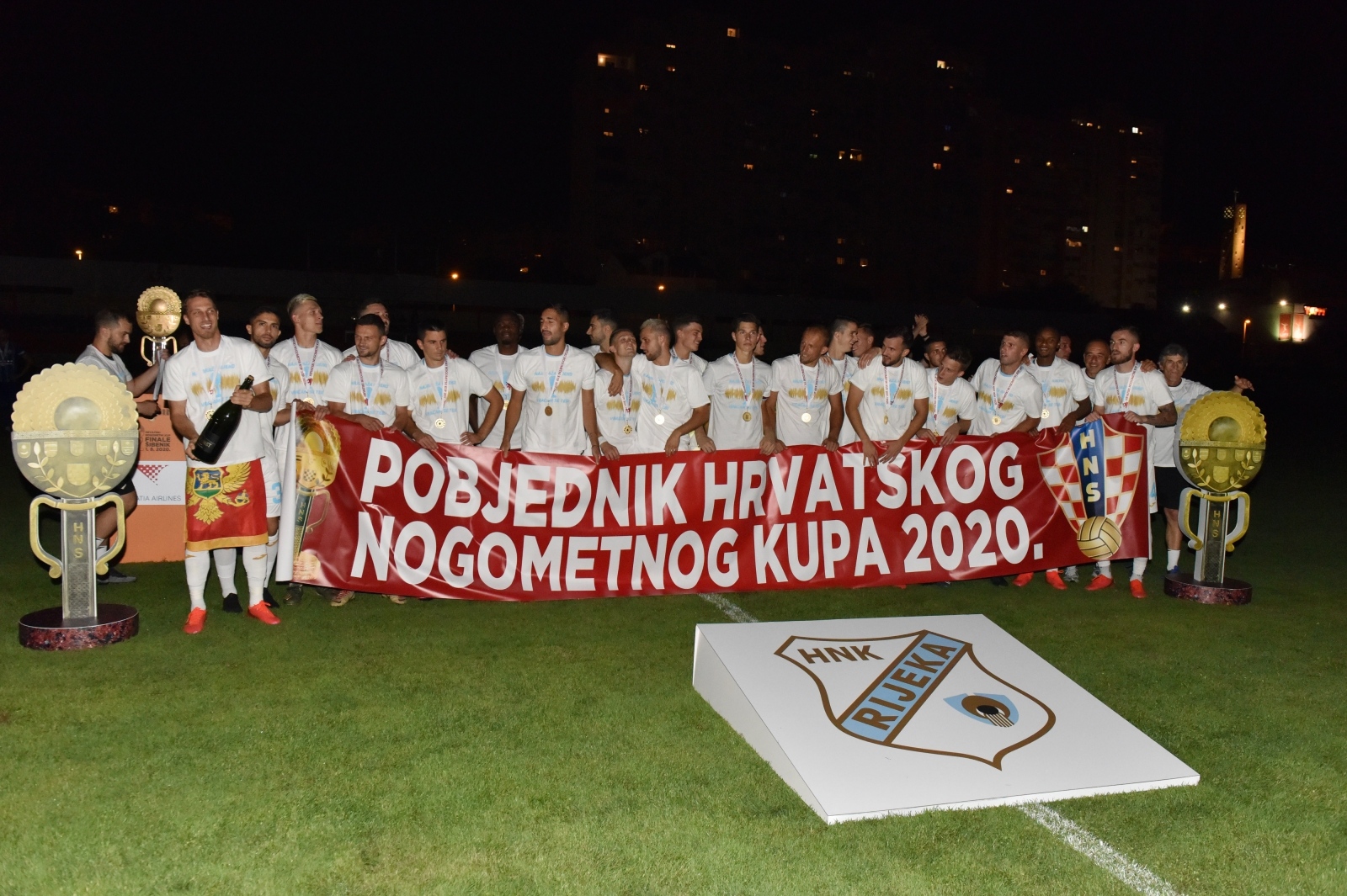 Šibenik: Nogometaši Rijeke s pokalom u rukama slave osvojen Hrvatski nogometni kup Šibenik: Nogometaši Rijeke s pokalom u rukama slave osvojen Hrvatski nogometni kup