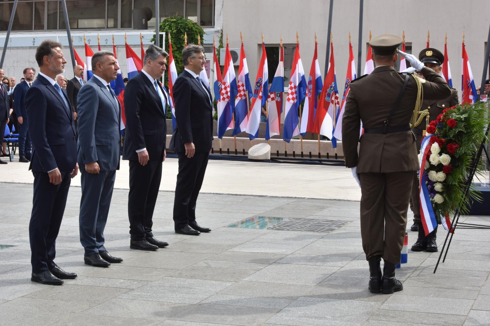 Polaganje vijenaca i govori Milanovića, Plenkovića, Jandrokovića i Gotovine u Kninu