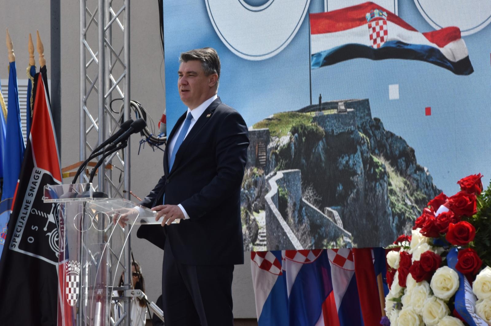 Polaganje vijenaca i govori Milanovića, Plenkovića, Jandrokovića i Gotovine u Kninu Polaganje vijenaca i govori Milanovića, Plenkovića, Jandrokovića i Gotovine u Kninu