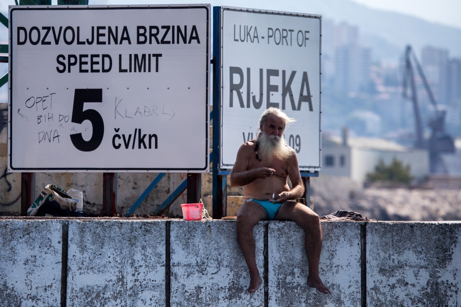Rijeka: Ribič na kraju šetnice Molo Longo lovi ribu
