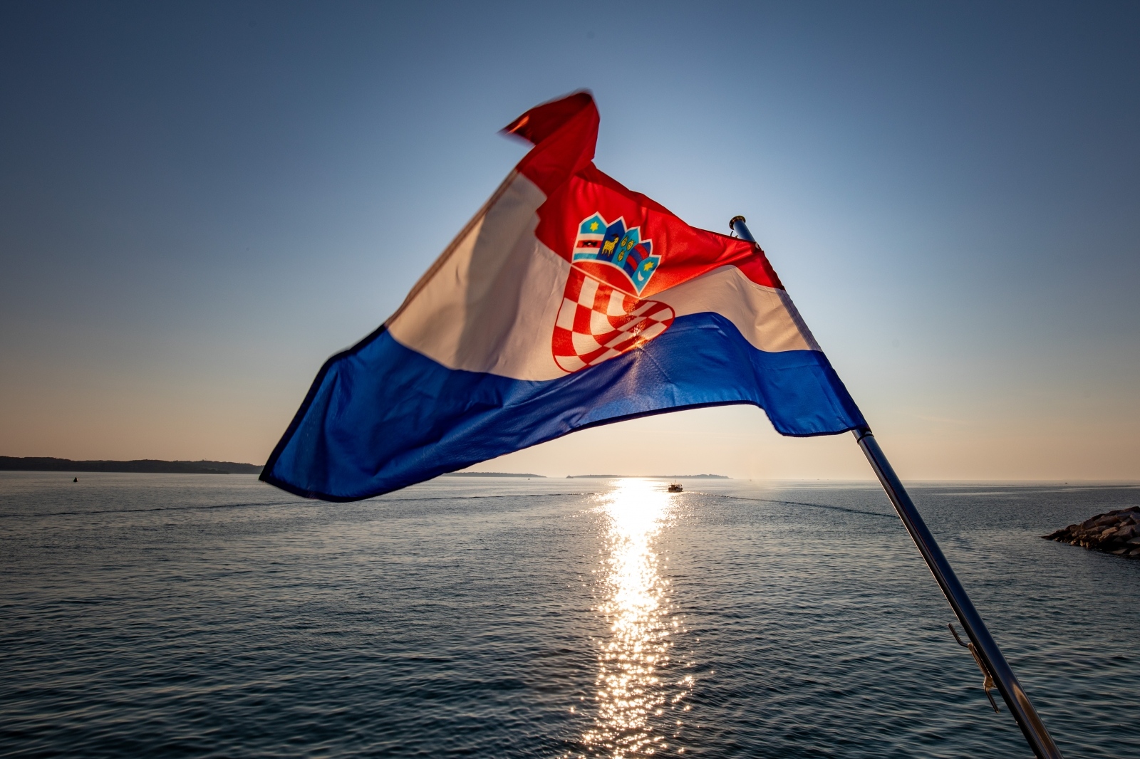 Hrvatska zastava vijori na vjetru