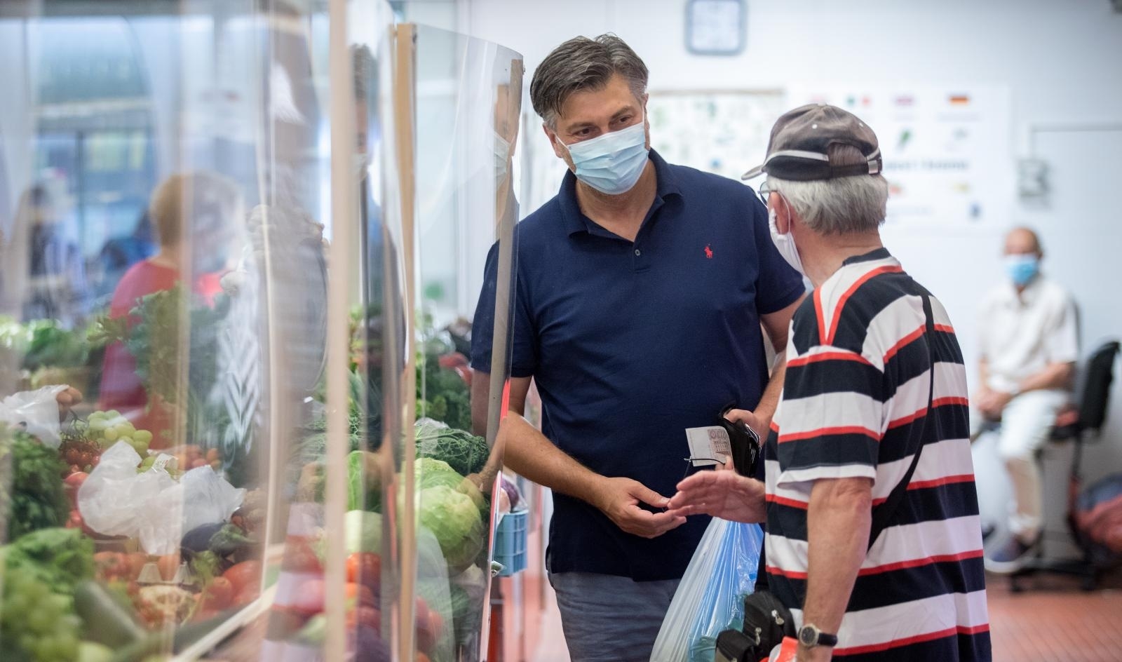 Premijer Plenković godišnji odmor provodi u Opatiji, u jutarnjim satima posjetio je tržnicu i ljekarnu Premijer Plenković godišnji odmor provodi u Opatiji, u jutarnjim satima posjetio je tržnicu i ljekarnu