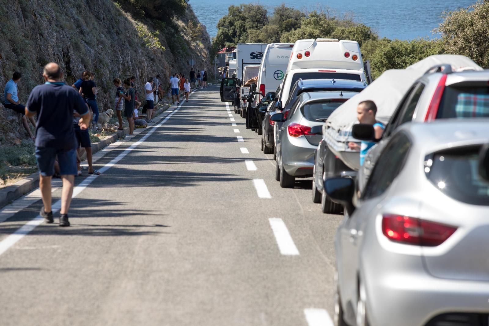 Zbog pojačane gužve uvedene izvanredne trajektne linije linije na relaciji Valbiska – Merag Zbog pojačane gužve uvedene izvanredne trajektne linije linije na relaciji Valbiska – Merag
