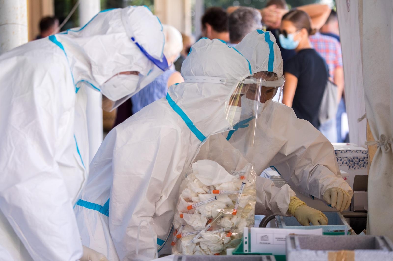 Rijeka: Veliki broj turista čeka u redu kako bi se testirali na koronavirus