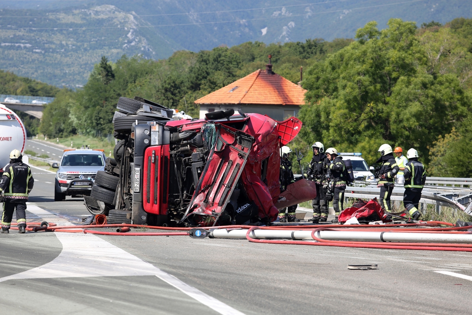 Prevrnula se cisterna iz koje se izlilo gorivo na autocesti nedaleko Rijeke Prevrnula se cisterna iz koje se izlilo gorivo na autocesti nedaleko Rijeke