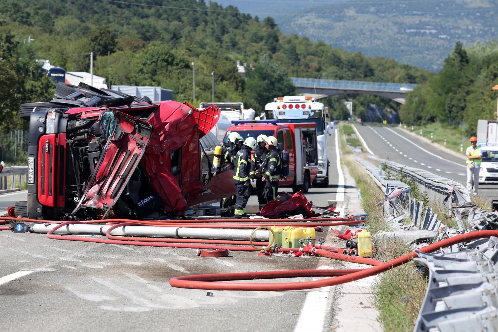 Prevrnula se cisterna iz koje se izlilo gorivo na autocesti nedaleko Rijeke Prevrnula se cisterna iz koje se izlilo gorivo na autocesti nedaleko Rijeke