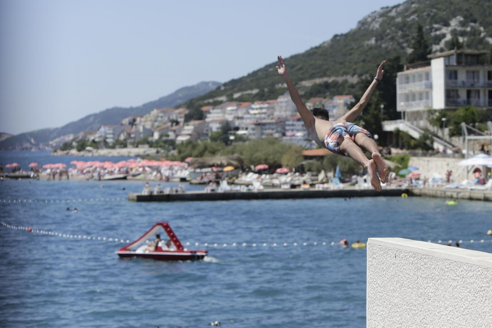 Pune gradske plaže u Neumu Pune gradske plaže u Neumu