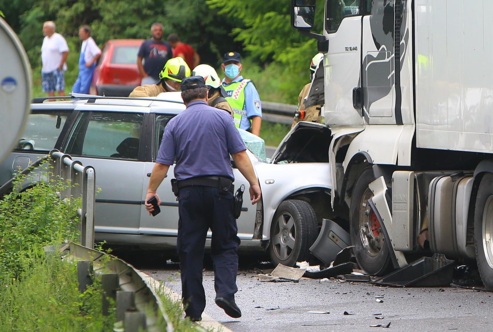 Krnjak: Vozač osobnog automobila poginuo u sudaru s teretnim kamionom Krnjak: Vozač osobnog automobila poginuo u sudaru s teretnim kamionom