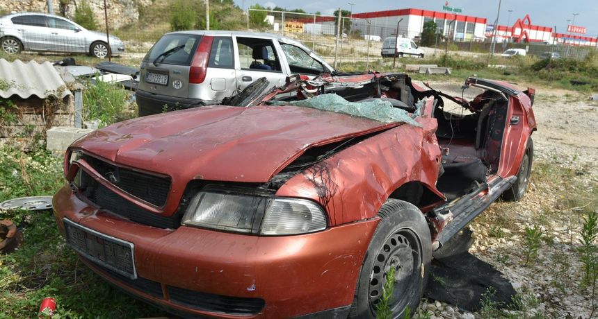 oprez-uznemirujuce-fotografije-jezivi-prizori-automobila-u-kojem-su-poginule-dvije-djevojcice-7999e6edd97ca52b7006f903884dfd73_view_article_new