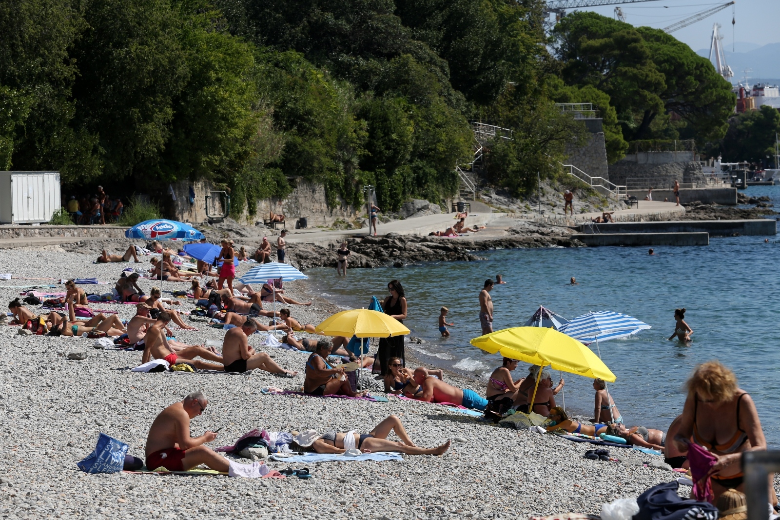 Rijeka: Plaža na Kantrida i dalje puna kupača Rijeka: Plaža na Kantrida i dalje puna kupača