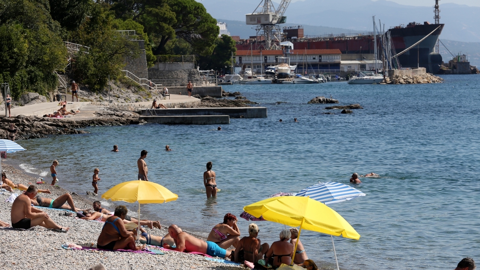 Rijeka: Plaža na Kantrida i dalje puna kupača Rijeka: Plaža na Kantrida i dalje puna kupača