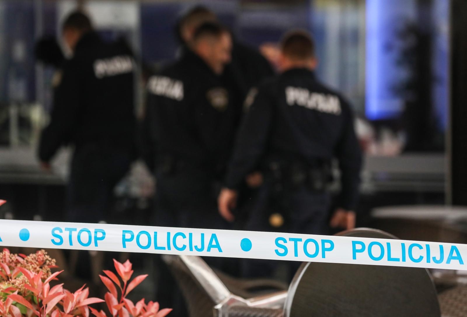 Zagreb: Navijači Dinama i Torcide sukobili se u kafiću Innotesco na Trešnjevačkoj tržnici Zagreb: Navijači Dinama i Torcide sukobili se u kafiću Innotesco na Trešnjevačkoj tržnici