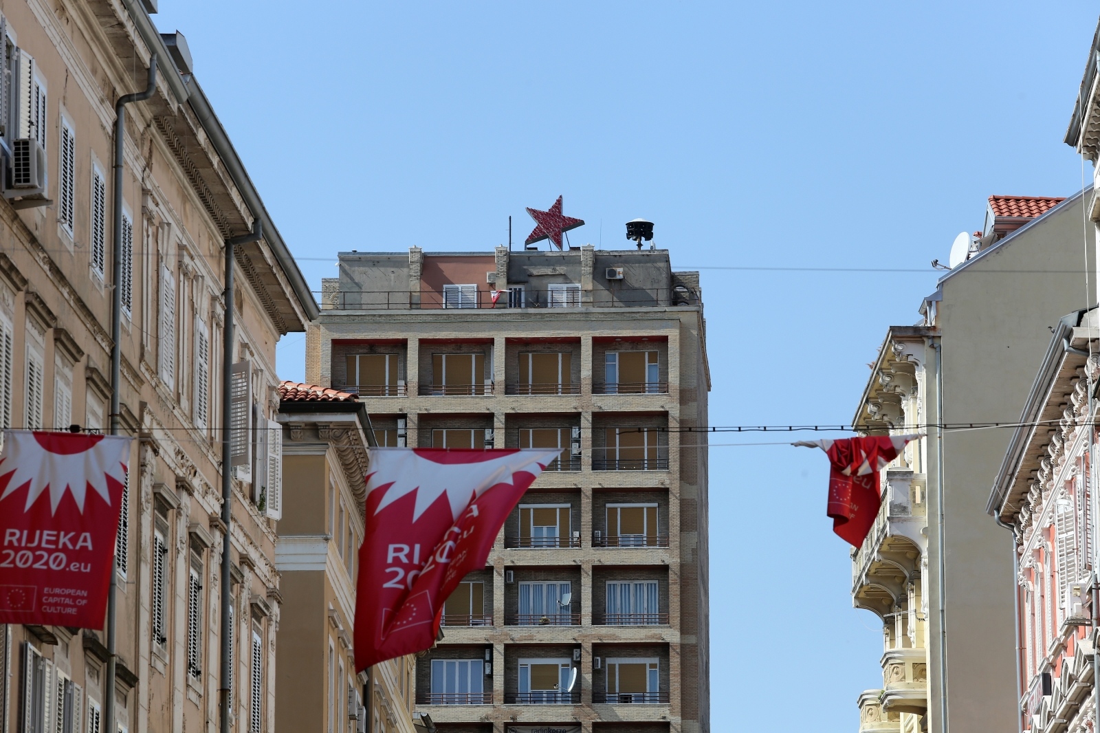 Rijeka: Umjetnik Nemanja Cvijanović postavio zvijezdu petokraku na riječki neboder