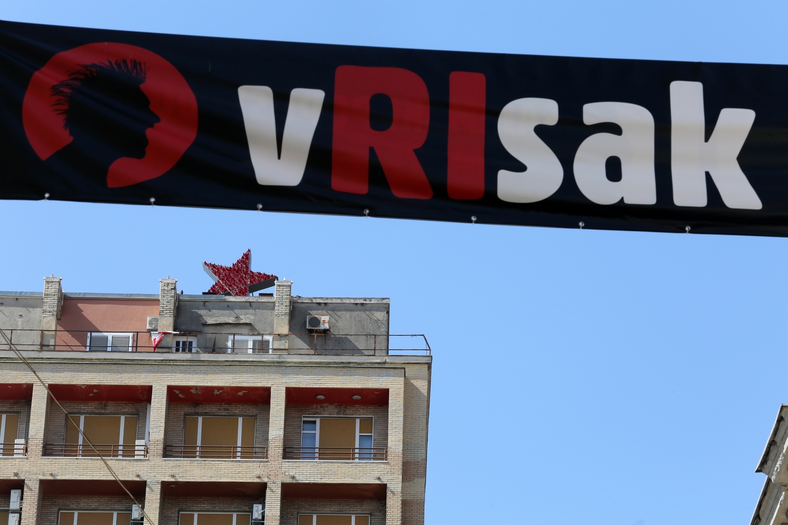 Rijeka: Umjetnik Nemanja Cvijanović postavio zvijezdu petokraku na riječki neboder