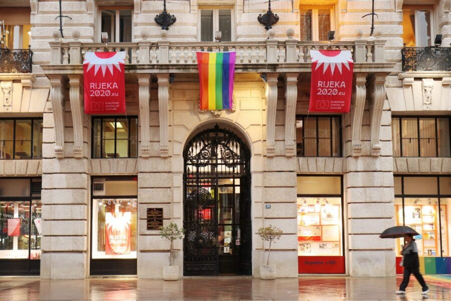LGBT-zastava-na-zgradi-gradske-uprave-900×600