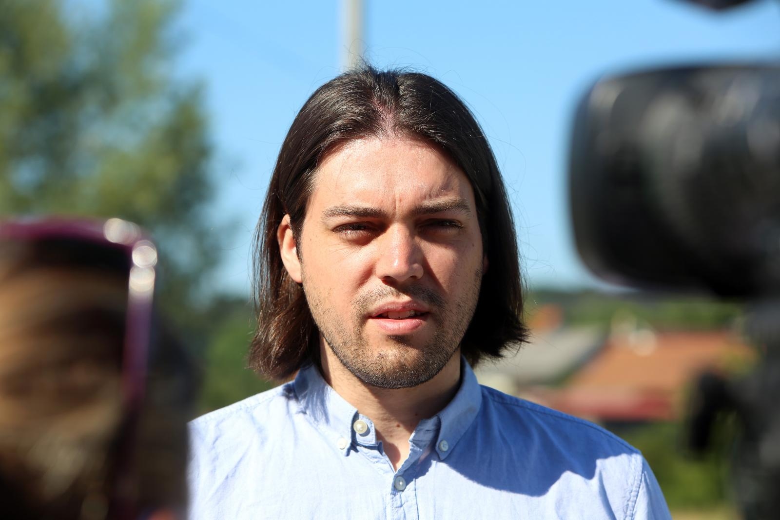 Karlovac: Predsjednik Živog zida  Ivan Vilibor Sinčić glasovao na izborima u pratnji sestre Ines