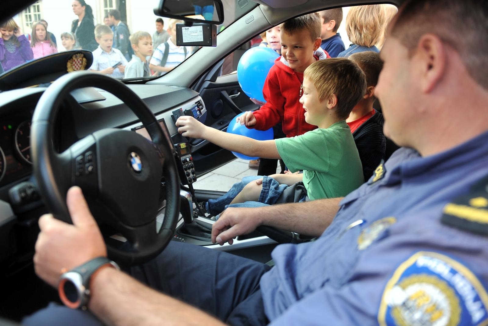 policija