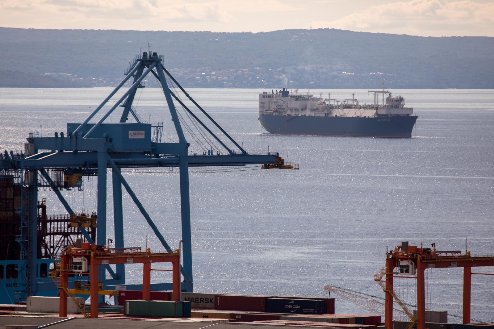 U Rijeku je doplovio dugoočekivani plutajući LNG terminal U Rijeku je doplovio dugoočekivani plutajući LNG terminal