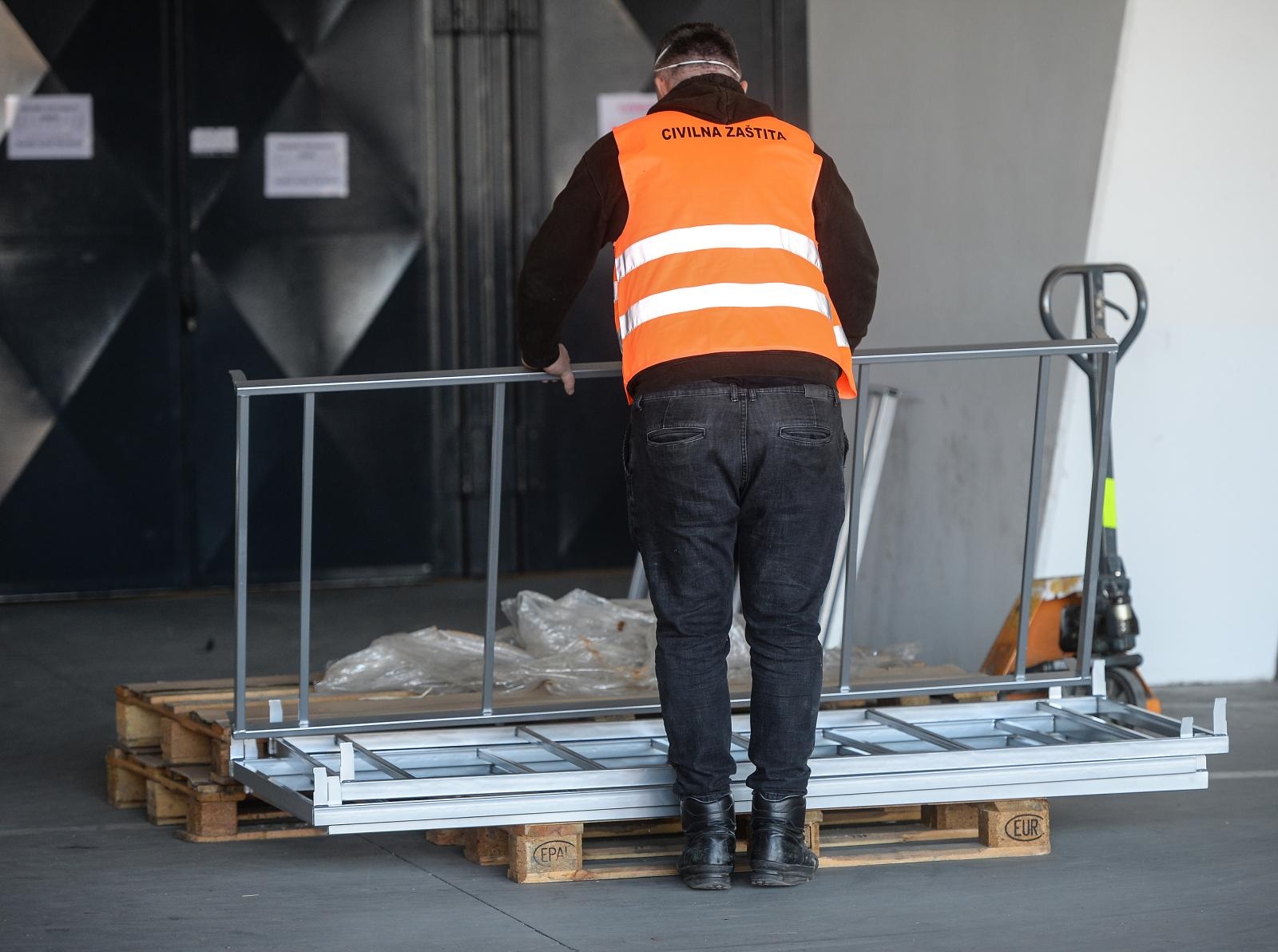 Zagreb: Nacionalni stožer civilne zaštite postavlja krevete za oboljele od korona virusa u Areni