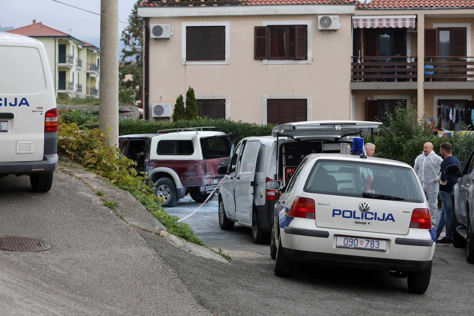 Lovran: Policijski očevid na mjestu zapaljenog vozila Lovran: Policijski očevid na mjestu zapaljenog vozila