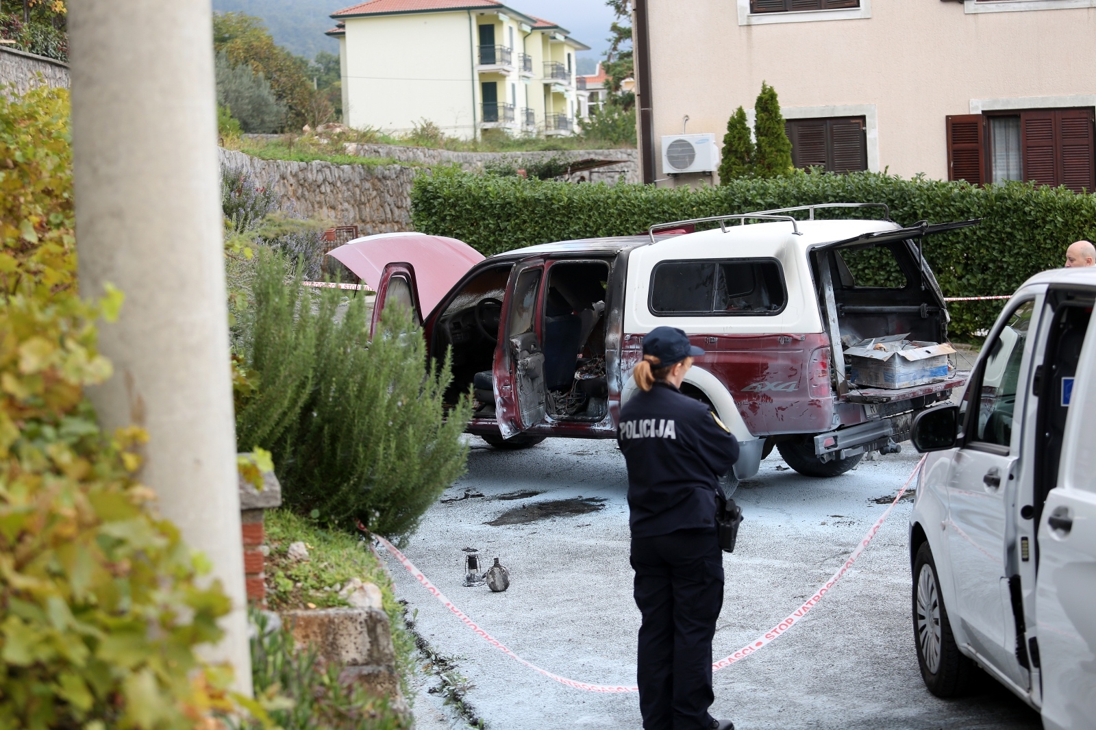 Lovran: Policijski očevid na mjestu zapaljenog vozila Lovran: Policijski očevid na mjestu zapaljenog vozila