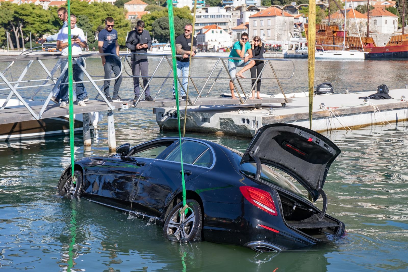 Dubrovnik: Iz mora izvađen Mercedes čiji je vlasnik sletio njime u more Dubrovnik: Iz mora izvađen Mercedes čiji je vlasnik sletio njime u more