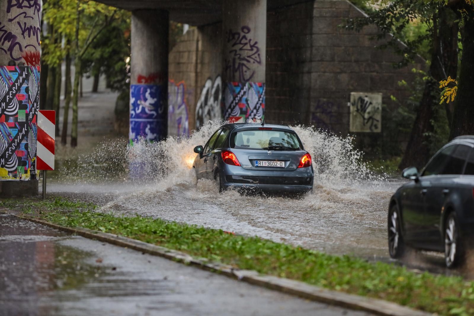 Rijeka: Jaka kiša izazvala poplavu na podvožnjaku kod 3. maja Rijeka: Jaka kiša izazvala poplavu na podvožnjaku kod 3. maja