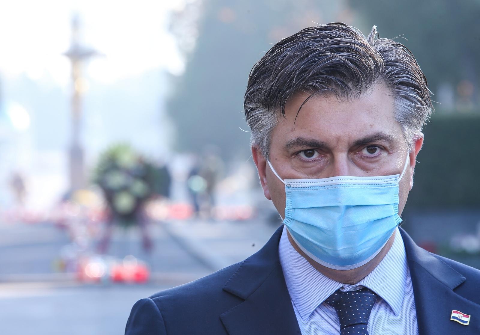 Zagreb: Premijer Plenković sa suradnicima obišao groblje Mirogoj Zagreb: Premijer Plenković sa suradnicima obišao groblje Mirogoj