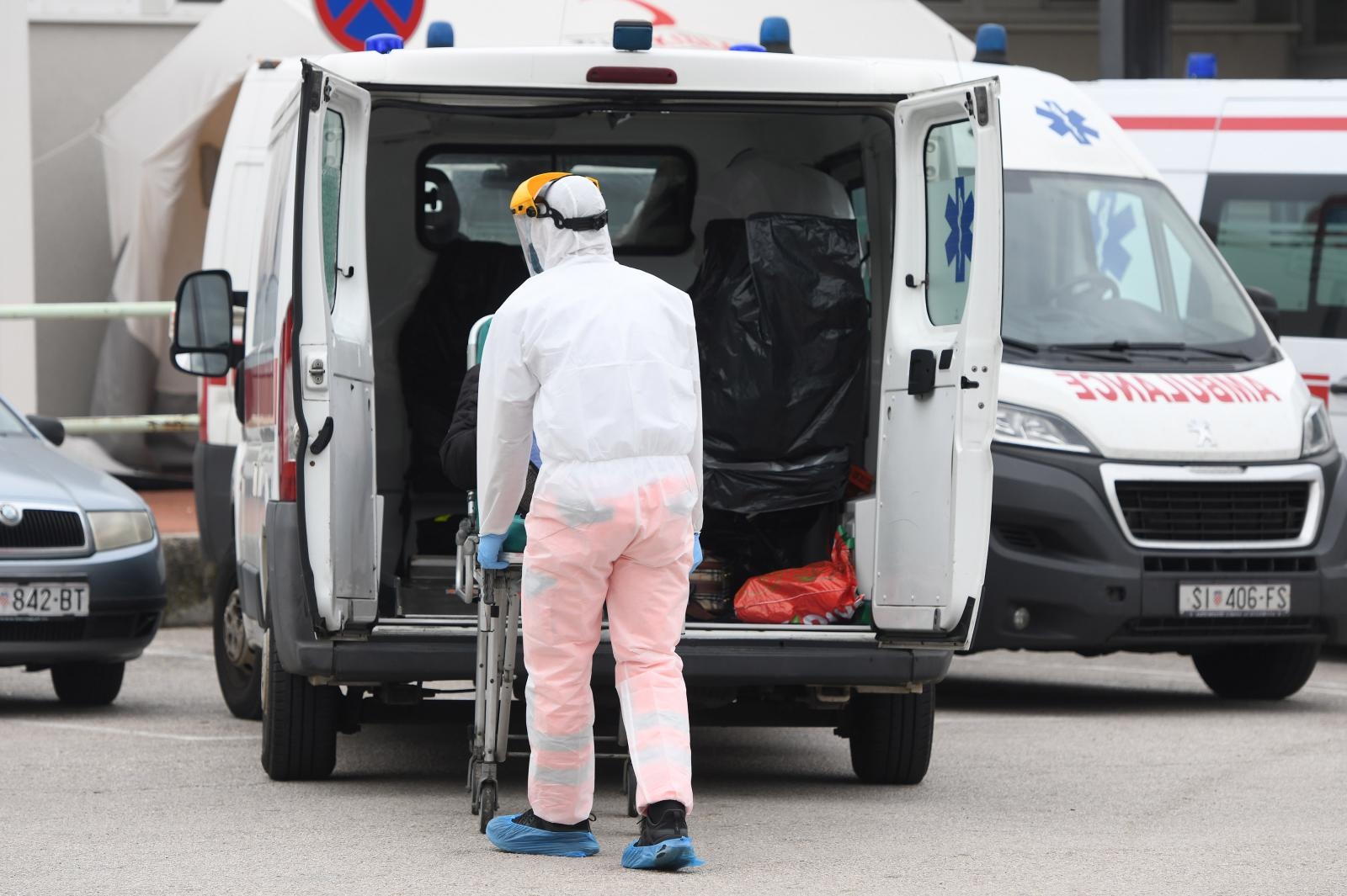 Šibenik: Sanitetski tim u posebnoj zaštitnoj popremi prevozi potencijalne covid pacijente