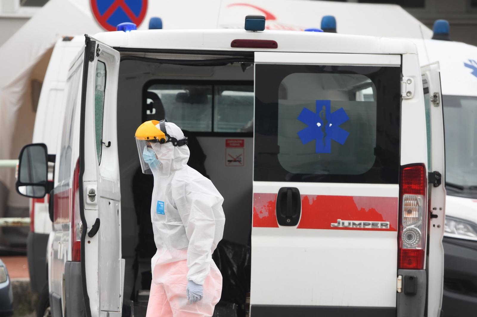 Šibenik: Sanitetski tim u posebnoj zaštitnoj popremi prevozi potencijalne covid pacijente