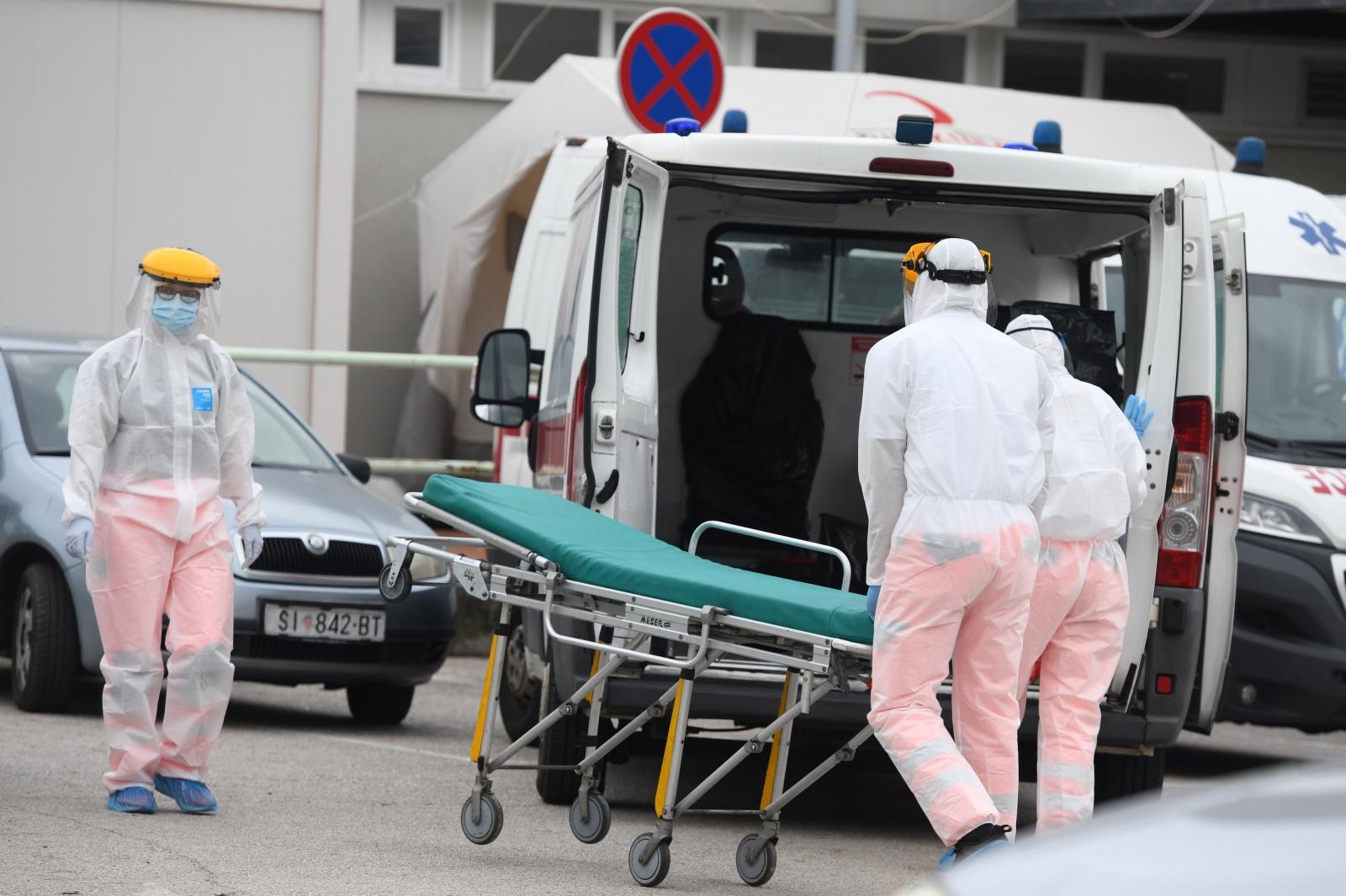 Šibenik: Sanitetski tim u posebnoj zaštitnoj popremi prevozi potencijalne covid pacijente