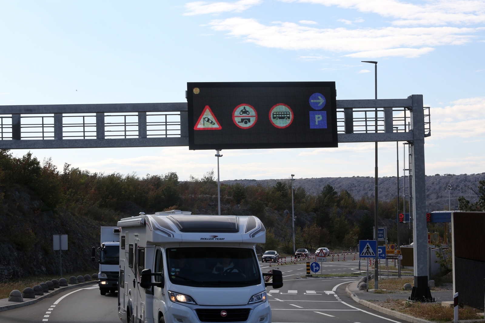 Jak vjetar podiže valove na moru i otežava promet kod Bakarskog zaljeva