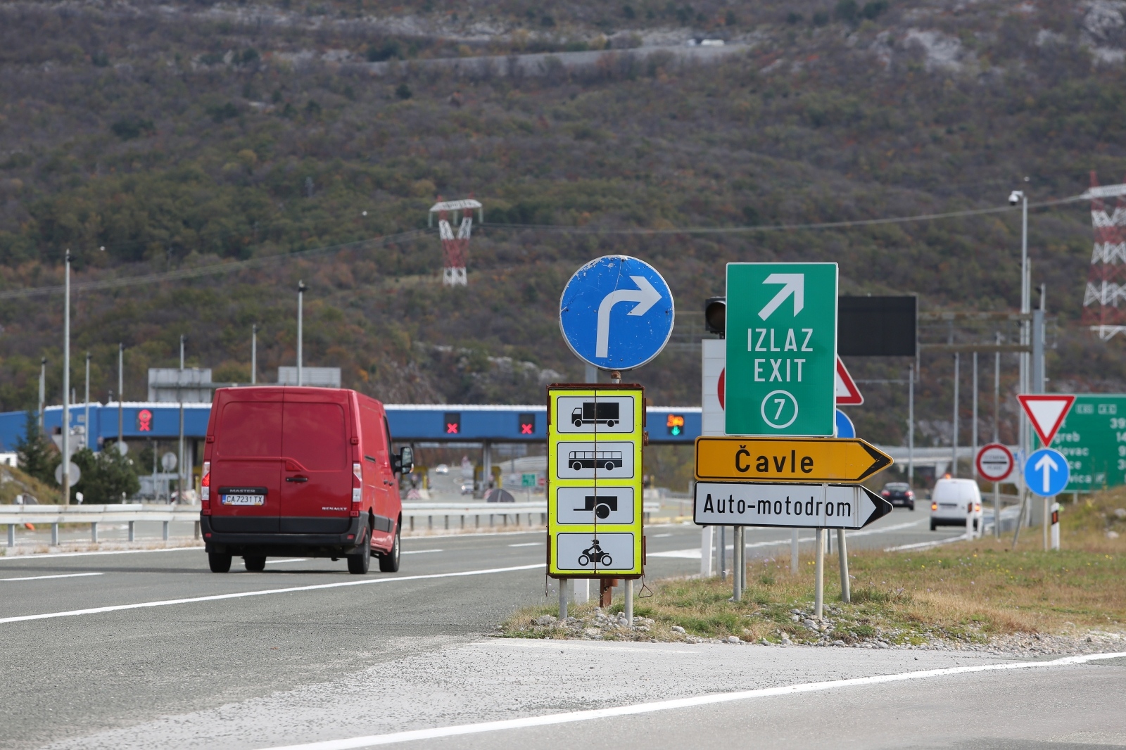 Jak vjetar podiže valove na moru i otežava promet kod Bakarskog zaljeva