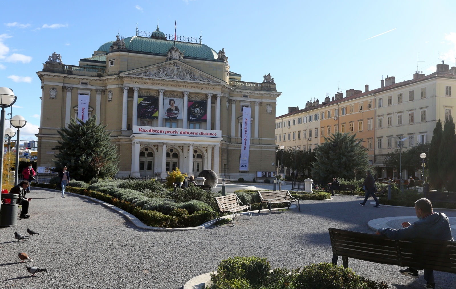 Rijeka: Kazalištem protiv duhovne distance, novi je prigodni naptis na pročelju HNK Ivana pl. Zajca