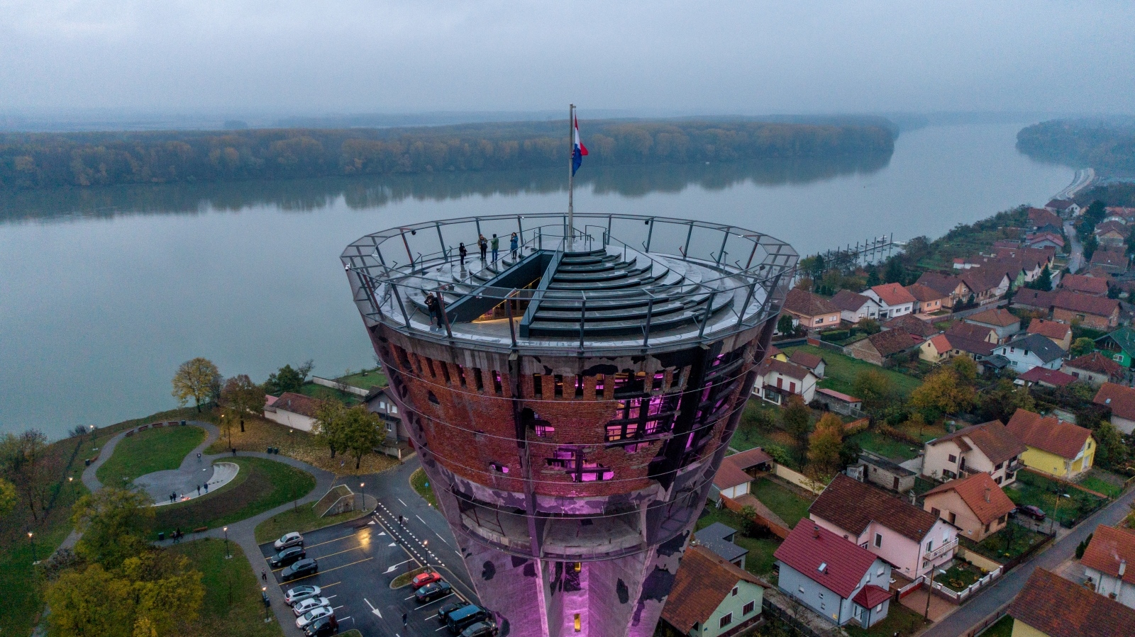 Fotografije iz zraka osvjetljenog vodotornja u Vukovaru