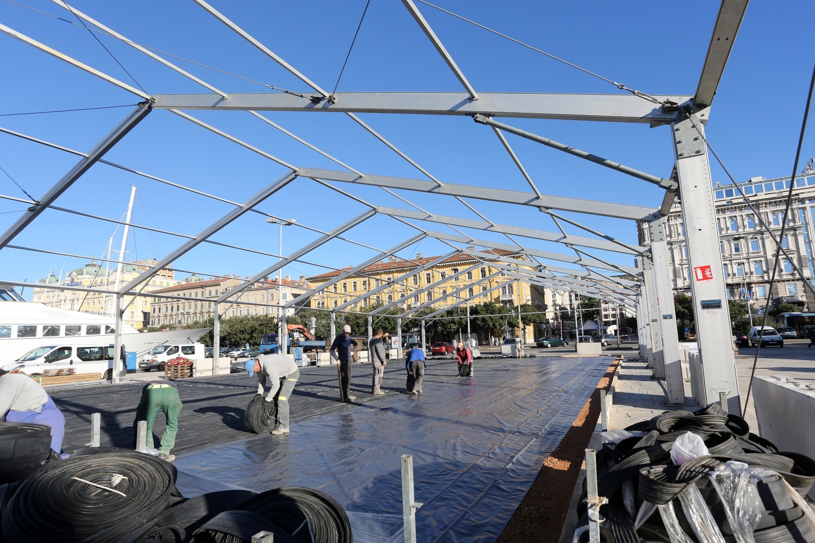 Postavljanje klizališta Morska pahuljica na gatu Karoline riječke