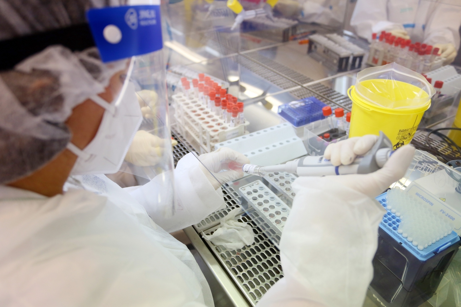 Karlovački epidemiolozi dnevno obrade preko 200 testova na koronavirus