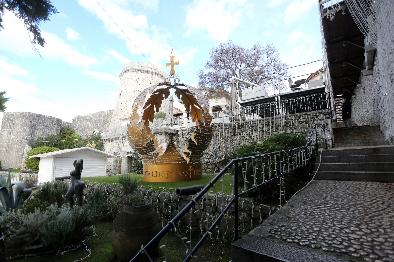Rijeka: Postavljanje 130 tisuća lampica i blagdanskih ukrasa na Trsatsku gradinu