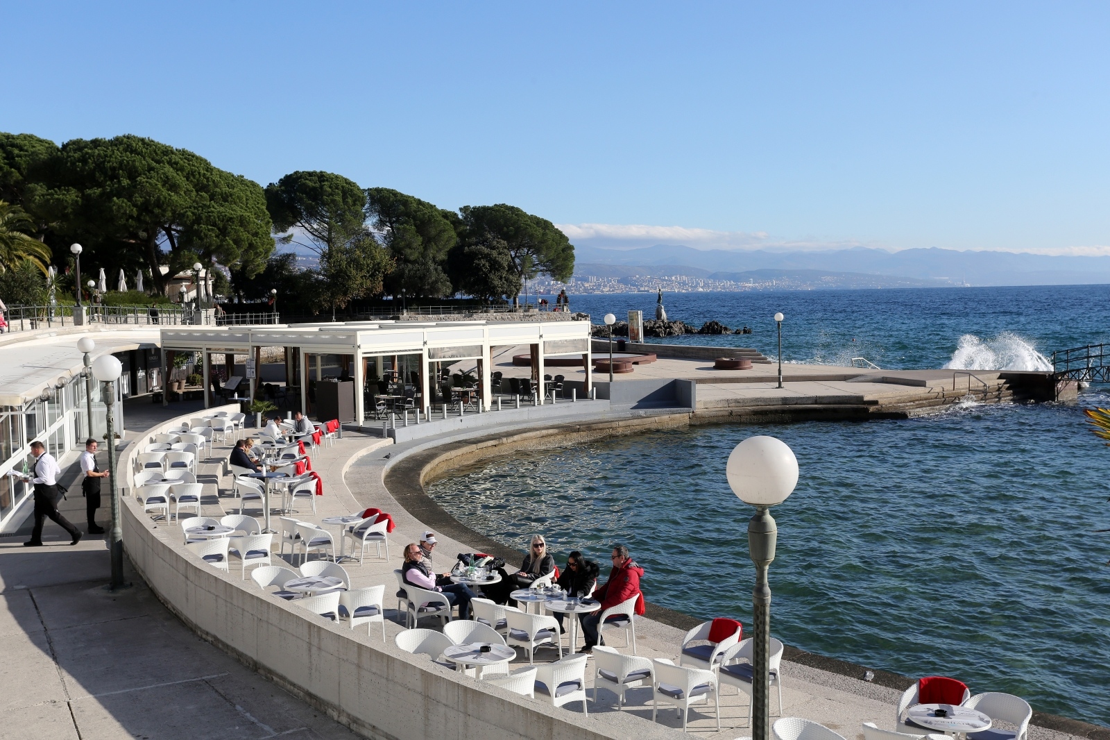 Opatija: Gosti uživaju na osunčanim terasama uz valovito more