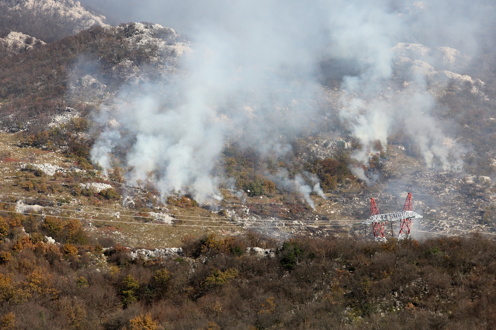 Rijeka: Vatrogasci gase šumski požar na brdu iznad vojne streljane Kovačevo