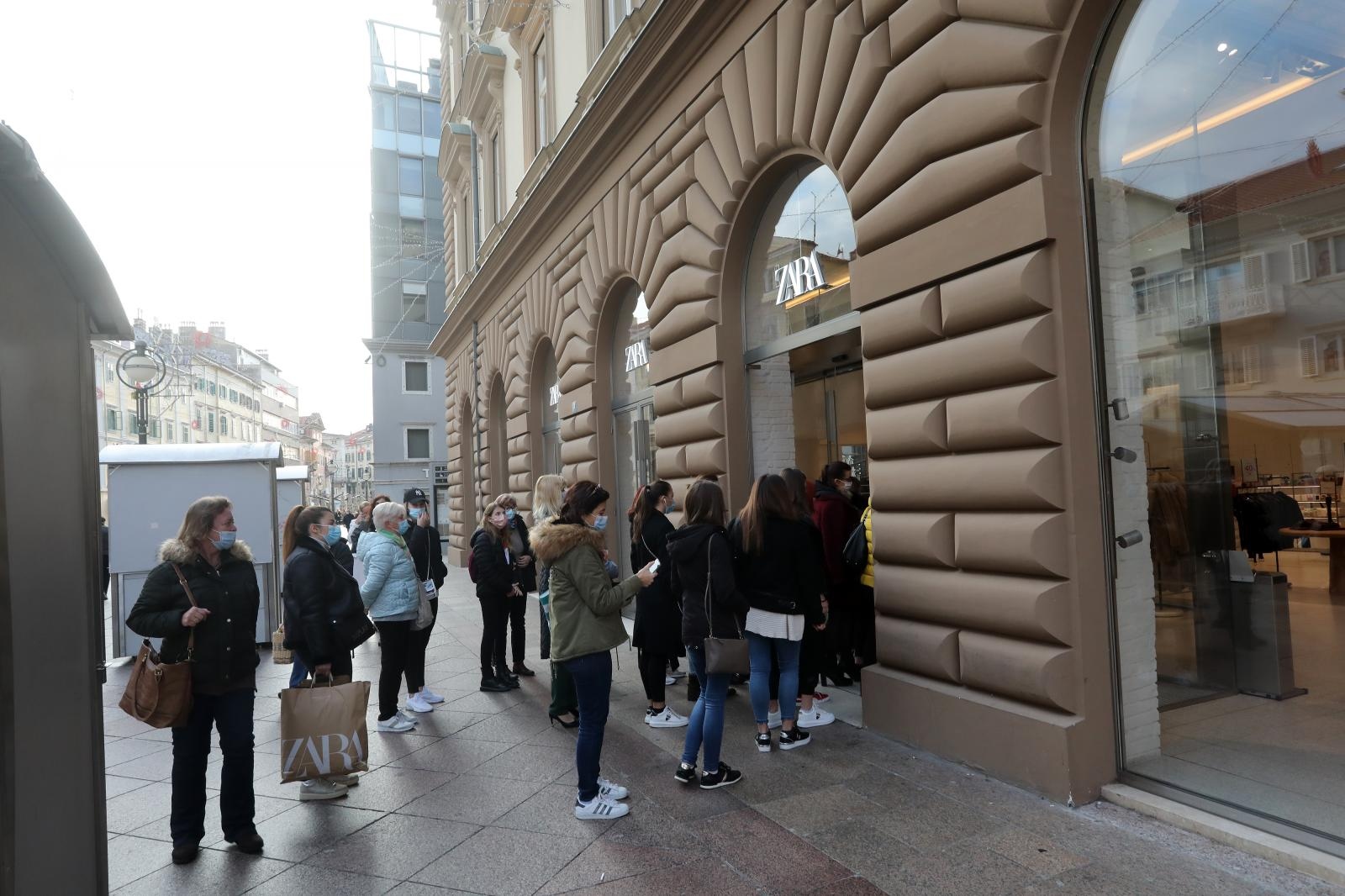 Rijeka: Mnogobrojni kupci na ulazu u Zaru čekaju otvaranje trgovine i popuste na Crni petak