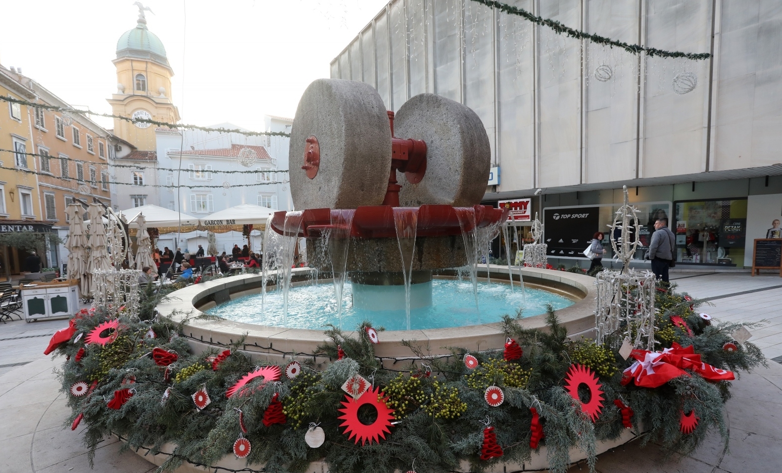 Rijeka: Na fontani na Koblerovom trgu postavljen adventski vijenac