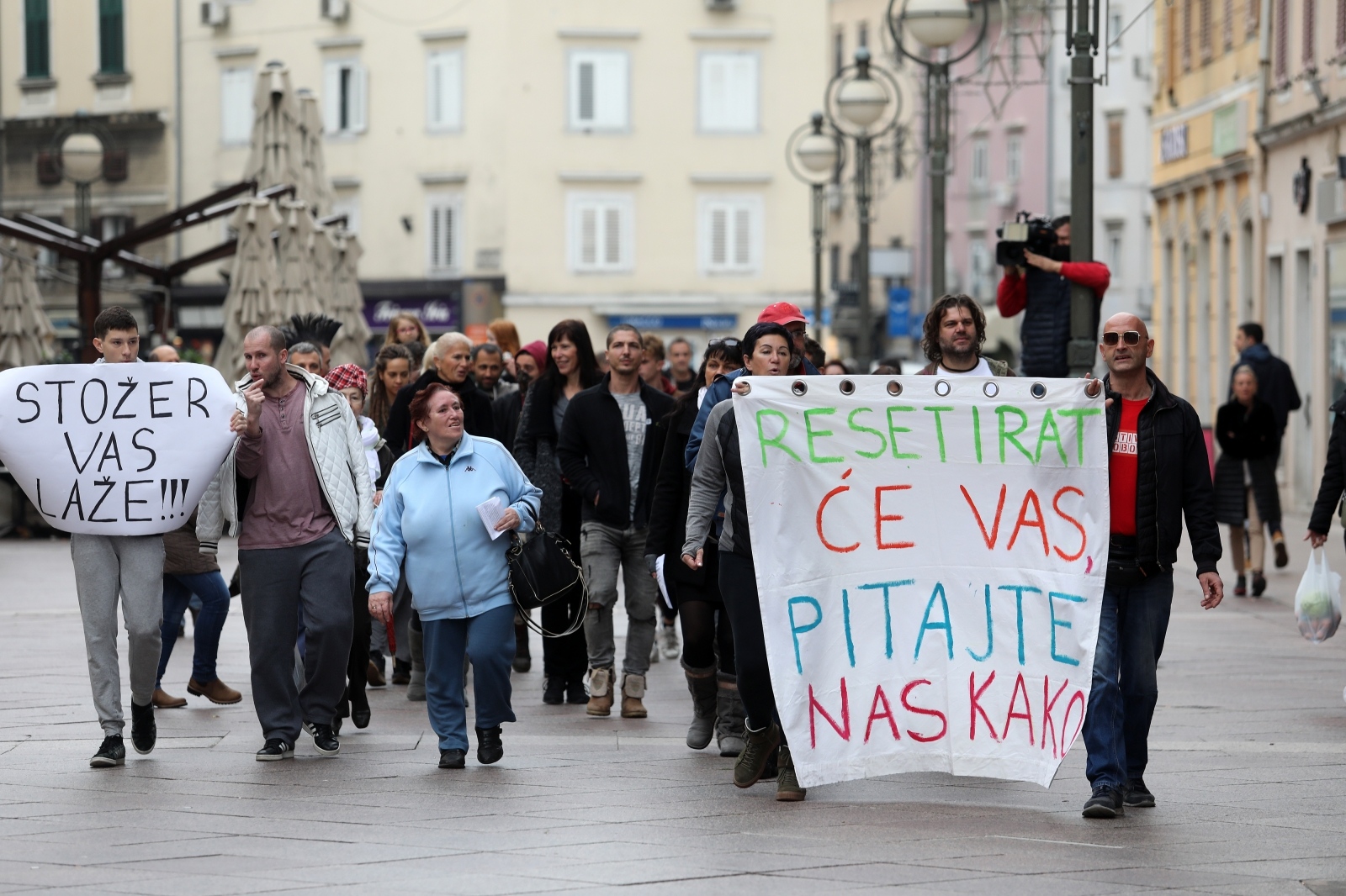 Rijeka: Prosvjed građana protiv novodonesenih mjera za suzbijanje korone Rijeka: Prosvjed građana protiv novodonesenih mjera za suzbijanje korone