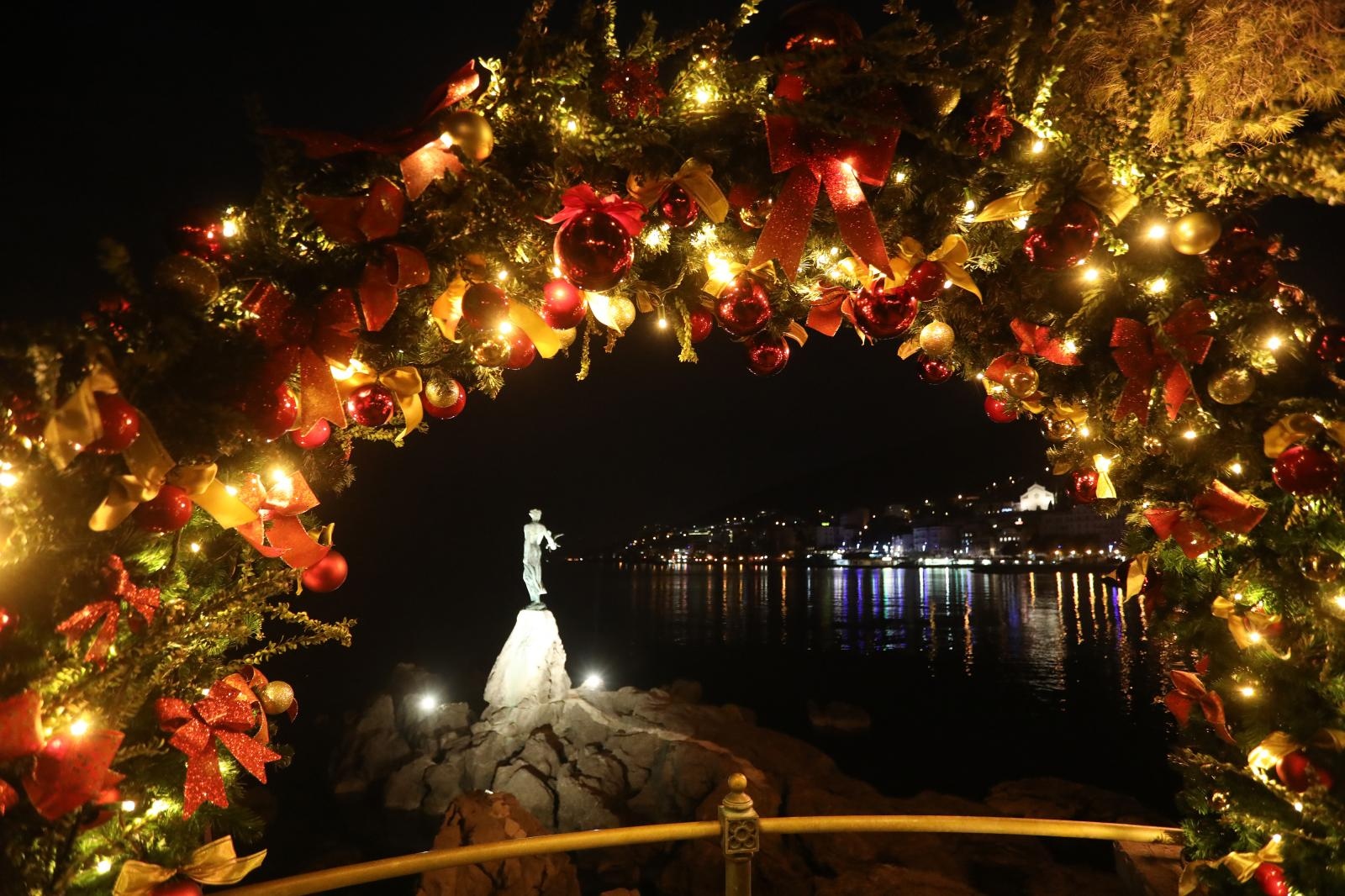 Opatijski Advent počeo paljenjem prve adventske svijeće i raskošne, nikad bogatije blagdanske rasvjete Opatijski Advent počeo paljenjem prve adventske svijeće i raskošne, nikad bogatije blagdanske rasvjete