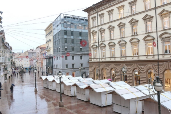 Kišno-Korzo-s-božićnim-ukrasima-900×600 Kišno-Korzo-s-božićnim-ukrasima-900×600