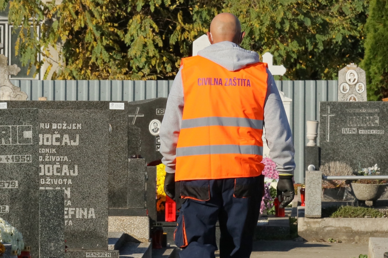 Osječani obilaze grobove  najmilijih