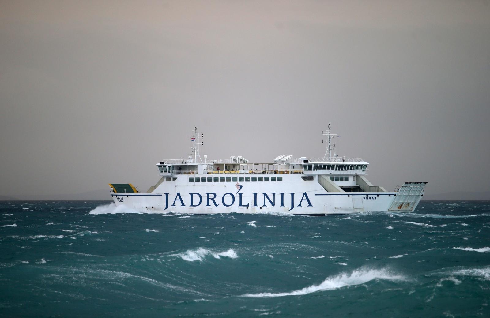 Split: Unatoč prekidima pojedinih linija, trajekt za Brač još uvijek odolijeva vremenskim uvjetima Split: Unatoč prekidima pojedinih linija, trajekt za Brač još uvijek odolijeva vremenskim uvjetima