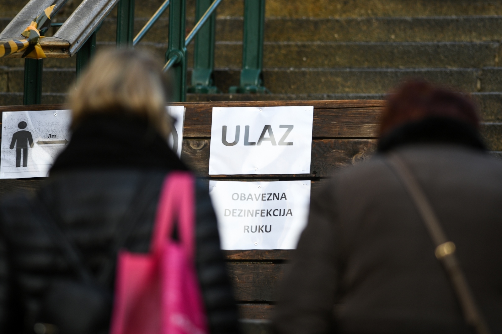 Zagreb: Djelatnici civilne zaštite provode kontrolu kupaca na tržnici Dolac